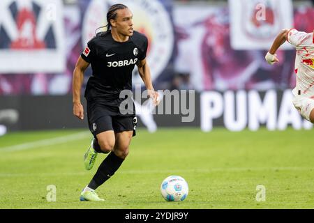 Leipzig, Allemagne. 26 octobre 2024. Kiliann Sildillia (25) de Fribourg vu lors du match de Bundesliga entre le RB Leipzig et Freiburg au Red Bull Arena de Leipzig. Banque D'Images