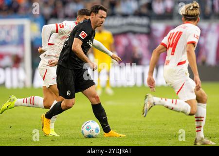 Leipzig, Allemagne. 26 octobre 2024. Nicolas Höfler (27) de Fribourg vu lors du match de Bundesliga entre le RB Leipzig et Fribourg au Red Bull Arena de Leipzig. Banque D'Images