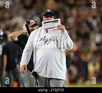 College Station, Texas, États-Unis. 26 octobre 2024. Mike Elko, entraîneur-chef de Texas A&M, lors de la première moitié d'un match de football NCAA entre les Texas A&M Aggies et les LSU Tigers le 26 octobre 2024 à College Station, Texas. Texas A&M a gagné, 38-23. (Crédit image : © Scott Coleman/ZUMA Press Wire) USAGE ÉDITORIAL SEULEMENT! Non destiné à UN USAGE commercial ! Banque D'Images