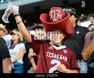 College Station, Texas, États-Unis. 26 octobre 2024. Un jeune fan de Texas A&M applaudit pendant la première moitié d'un match de football NCAA entre les Texas A&M Aggies et les LSU Tigers le 26 octobre 2024 à College Station, Texas. Texas A&M a gagné, 38-23. (Crédit image : © Scott Coleman/ZUMA Press Wire) USAGE ÉDITORIAL SEULEMENT! Non destiné à UN USAGE commercial ! Banque D'Images