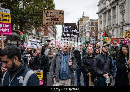 Londres, Royaume-Uni. 26 octobre 2024. Les contre-manifestants tiennent des pancartes pendant la manifestation. Les partisans de l'ancien dirigeant de la Ligue de défense anglaise (EDL) Tommy Robinson, de son vrai nom Stephen Yaxley-Lennon, ont rejoint la manifestation Uniting the Kingdom à Londres, tandis qu'une contre-manifestation organisée par Stand Up to Racism se réunit à l'extrémité nord de Whitehall à Londres. (Photo de David Tramontan/SOPA images/SIPA USA) crédit : SIPA USA/Alamy Live News Banque D'Images