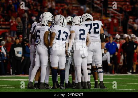 Madison, WI, États-Unis. 26 octobre 2024. Harrison Wallace III (6), Kaytron Allen (13), Liam Clifford (2), le lineman offensif Nolan Rucci (72), et le reste de l'attaque se blottit pendant le match de football NCAA entre les Penn State Nittany Lions et les Wisconsin Badgers au Camp Randall Stadium de Madison, Wisconsin. Darren Lee/CSM/Alamy Live News Banque D'Images
