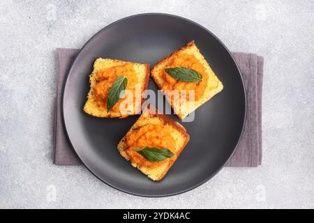 Sandwich avec pain grillé et caviar de courgettes. Caviar végétal sur pain, une collation végétarienne saine. Espace de copie de plaque noire Banque D'Images