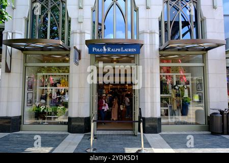 Shanghai, Chine-2 septembre 2023 : façade du grand magasin de vêtements Polo Ralph Lauren Banque D'Images