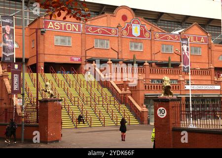 Birmingham, Royaume-Uni. 26 octobre 2024. Marches jaunes menant au Holte End à Aston Villa, Birmingham, Royaume-Uni le 26 octobre 2024. Crédit : Paul Marriott/Alamy Live News Banque D'Images