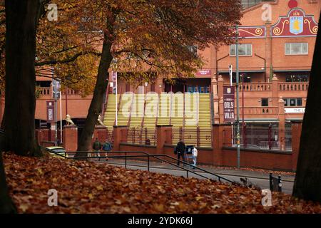 Birmingham, Royaume-Uni. 26 octobre 2024. Marches jaunes menant au Holte End à Aston Villa, Birmingham, Royaume-Uni le 26 octobre 2024. Crédit : Paul Marriott/Alamy Live News Banque D'Images