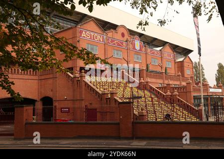 Birmingham, Royaume-Uni. 26 octobre 2024. Marches jaunes menant au Holte End à Aston Villa, Birmingham, Royaume-Uni le 26 octobre 2024. Crédit : Paul Marriott/Alamy Live News Banque D'Images