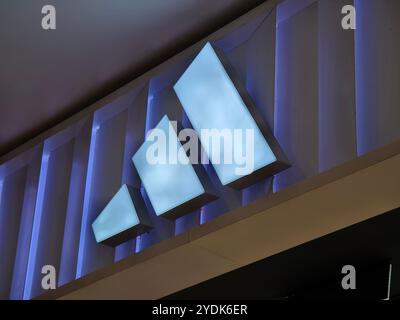 KUALA LUMPUR, MALAISIE - 28 AOÛT 2024 : magasin de détail de la marque Adidas dans le grand centre commercial Banque D'Images