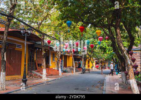 Belles rues asiatiques anciennes dans la vieille ville de Hoi an ville avec des maisons historiques et des arbres verts. Hoi an, Vietnam - 12 septembre 2024 Banque D'Images