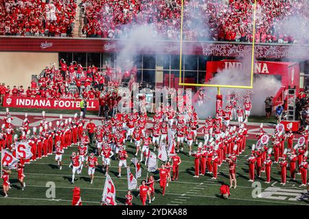 Indiana, États-Unis. 26 octobre 2024. Les Hoosiers de l'Indiana courent sur le terrain avant un match de football de la NCAA contre l'Université de Washington au Memorial Stadium de Bloomington, Indiana. Les Hoosiers battent les Huskies 31-17. Crédit : SOPA images Limited/Alamy Live News Banque D'Images