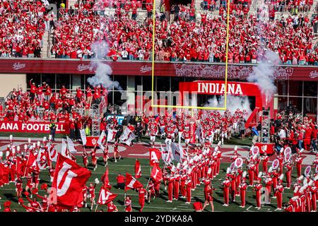 Indiana, États-Unis. 26 octobre 2024. Les Hoosiers de l'Indiana courent sur le terrain avant un match de football de la NCAA contre l'Université de Washington au Memorial Stadium de Bloomington, Indiana. Les Hoosiers battent les Huskies 31-17. Crédit : SOPA images Limited/Alamy Live News Banque D'Images