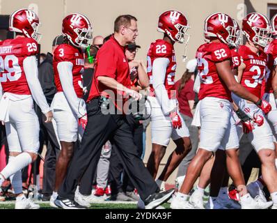 Indiana, États-Unis. 26 octobre 2024. Curt Cignetti, entraîneur de l'Université de l'Indiana, entraîne contre l'Université de Washington lors d'un match de football de la NCAA au Memorial Stadium de Bloomington, Indiana. Les Hoosiers battent les Huskies 31-17. Crédit : SOPA images Limited/Alamy Live News Banque D'Images