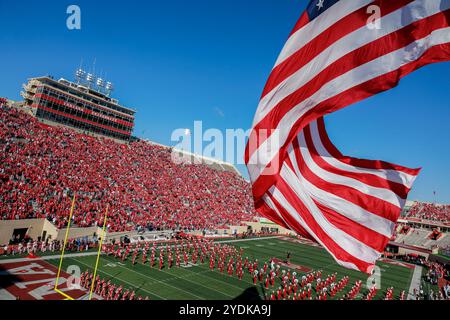 Indiana, États-Unis. 26 octobre 2024. Le drapeau américain est hissé à l'Université de l'Indiana avant un match de football de la NCAA contre Washington au Memorial Stadium de Bloomington, Indiana. Les Hoosiers battent les Huskies 31-17. Crédit : SOPA images Limited/Alamy Live News Banque D'Images