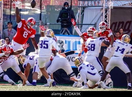 Indiana, États-Unis. 26 octobre 2024. Le kicker Grady Gross (95) des Huskies place de Washington frappe un field goal contre l'Université de l'Indiana lors d'un match de football de la NCAA au Memorial Stadium de Bloomington, Indiana. Les Hoosiers battent les Huskies 31-17. Crédit : SOPA images Limited/Alamy Live News Banque D'Images