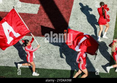 Indiana, États-Unis. 26 octobre 2024. Les Hoosiers de l'Indiana courent sur le terrain avant un match de football de la NCAA contre l'Université de Washington au Memorial Stadium de Bloomington, Indiana. Les Hoosiers battent les Huskies 31-17. Crédit : SOPA images Limited/Alamy Live News Banque D'Images