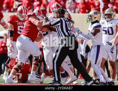 Indiana, États-Unis. 26 octobre 2024. Un officiel arrête une bagarre entre l'université de l'Indiana et Washington lors d'un match de football de la NCAA au Memorial Stadium de Bloomington, Indiana. Les Hoosiers battent les Huskies 31-17. Crédit : SOPA images Limited/Alamy Live News Banque D'Images