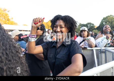 Atlanta, États-Unis. 26 octobre 2024. Les fans apprécient le One Musicfest organisé à Central Park à Atlanta, en Géorgie, le 26 octobre 2024. (Photo de Jay Wiggins/Sipa USA) crédit : Sipa USA/Alamy Live News Banque D'Images