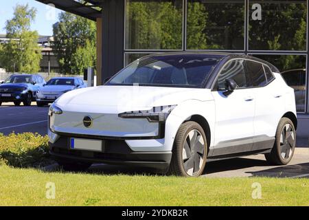 Blanc Volvo EX30, un VUS multisegment sous-compact électrique à batterie fabriqué par Volvo Cars, garé à l'extérieur chez le concessionnaire. Salo, Fi. 22 juin 2024 Banque D'Images