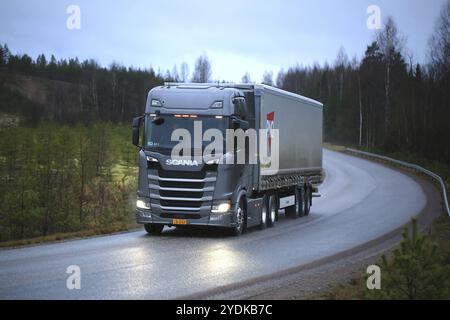 LOHJA, FINLANDE, le 24 NOVEMBRE 2016 : le nouveau camion Scania R de nouvelle génération sur la route en novembre, sous la pluie et la neige. Scania Oy présente sa nouvelle gamme de camions Banque D'Images