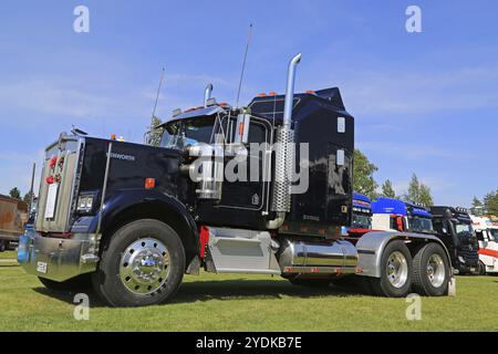 PORVOO, FINLANDE, 2 JUILLET 2016 : tracteur de camion Kenworth W900 bleu foncé année 1982 exposé sur Riverside Truck Meeting 2016 Banque D'Images