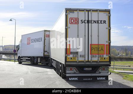 Transport long à température contrôlée pour les livraisons DB Schenker avec camion et remorque réfrigérée VAK, vue arrière. Salo, Finlande. 14 mai 2022 Banque D'Images