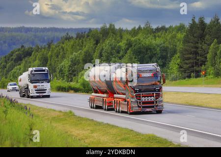 Camion SCANIA S650 2019 Kuljetus Auvinen Oy pour le transport en vrac livrant des charges sur autoroute un jour d'été. Salo, Finlande. 16 juin 2020 Banque D'Images