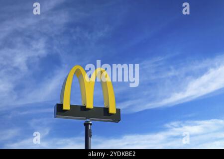 Logo McDonald's sur ciel bleu et nuages blancs du beau temps au restaurant McDonald's de Salo, Finlande. 12 mars 2023 Banque D'Images