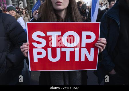 17.03.2024, Berlin, Allemagne, Europe, des milliers de personnes manifestent devant l'ambassade de Russie sur Unter den Linden dans le quartier de Mitte à Berlin Banque D'Images