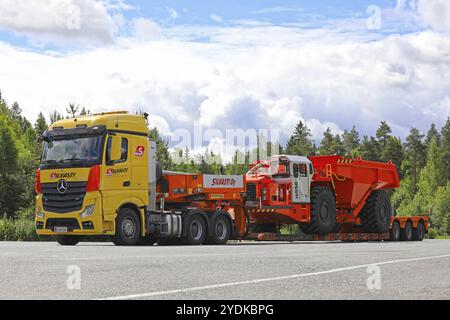 LEMPAALA, FINLANDE, 6 JUILLET 2017 : transport du camion souterrain Sandvik TH550 par Silvasti Heavy Mercedes-Benz Actros 3351 sur le chantier asphalté d'un tru Banque D'Images