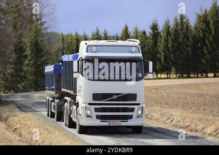 JOKIOINEN, FINLANDE, 23 AVRIL 2017 : camion de transport de grain Volvo FH blanc sur une route de terre ferme un jour de printemps Banque D'Images