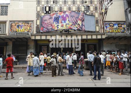 20.02.2011, Kolkata, Bengale occidental, Inde, Asie, un grand groupe d'Indiens attendant devant l'entrée d'un cinéma pour entrer, en Asie Banque D'Images