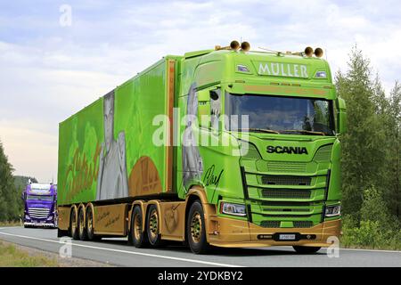 LEMPAALA, FINLANDE, le 9 AOÛT 2018 : Mohammad Ali a mis en scène la semi-remorque Scania S580 de Franz Muller Ermensee AG dans un convoi de camions au Power Truck Show 2018 Banque D'Images