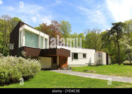 Villa Skeppet, une maison conçue par Alvar Aalto en 1969-70 pour ses amis Christine et Goeran Schildt. Vue de la rue. Raseborg, Finlande. Mai 2022 Banque D'Images