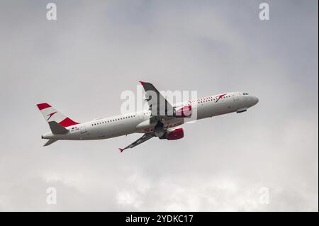 30/08/2022, Berlin, Allemagne, Europe, un Airbus A321-111 d'Austrian Airlines immatriculé OE-LBB décollant de Berlin Brand Banque D'Images