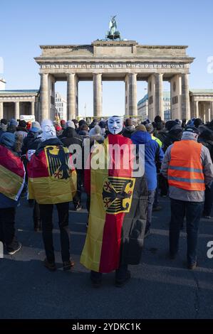 08.01.2024, Berlin, Allemagne, Europe, plusieurs milliers d'agriculteurs et de commerçants avec leurs tracteurs et camions participent à la manifestation des agriculteurs libres Banque D'Images