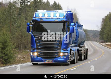 SALO, FINLANDE, 31 MARS 2017 : beau camion-citerne bleu SCANIA R580 pour le transport de carbonate de calcium précipité sur route rurale, avec des faisceaux de route sur Mo Banque D'Images