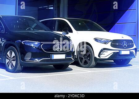 Noir Mercedes-Benz EQA 250 batterie SUV électrique année 2023 et nouveau blanc Mercedes-Benz 4matic SUV en lumière bleue. Salo, Finlande. 10 avril 2023 Banque D'Images