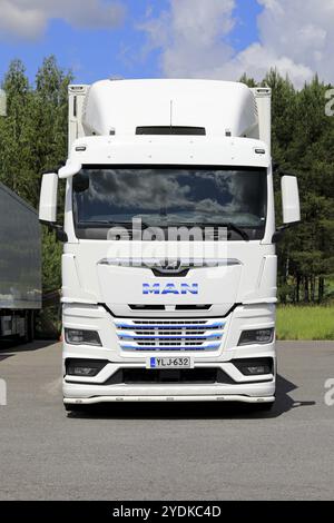 Camion MAN TGX 26,510 blanc neuf devant une remorque réfrigérée garée sur une cour, vue verticale. Salo, Finlande. 25 juin 2023 Banque D'Images