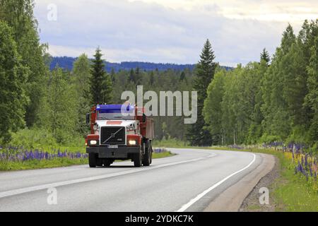 JYVASKYLA, FINLANDE, 6 JUILLET 2017 : le camion benne basculante classique Volvo N10 pour usage intensif se déplace sur l'autoroute un soir d'été Banque D'Images