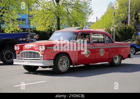 Salo, Finlande. 18 mai 2019. Red Checker Model A Taxi participe au salon Maisema Cruising 2019 Banque D'Images