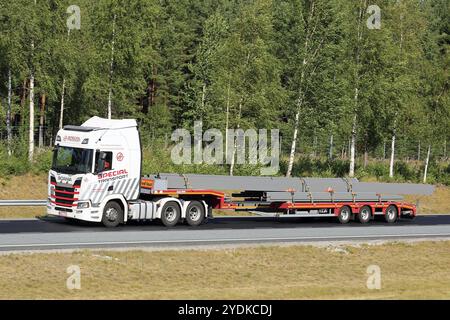 Nouvelle génération Scania R500 d'Ismo Partanen pour AT Special transport Hautes charges surdimensionnées sur autoroute. Salo, Finlande, 3 août 2018, Europe Banque D'Images