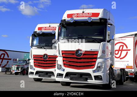 NAANTALI, FINLANDE, 16 SEPTEMBRE 2016 : véhicules neufs et anciens d'Ahola transport : deux camions Mercedes-Benz Actros, et sur le fond Scania LS 140, Banque D'Images