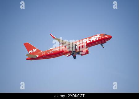 13/05/2024, Berlin, Allemagne, Europe, un Airbus A320 Neo de Play Airlines immatriculé TF-PPB décollant de Berlin Brande Banque D'Images