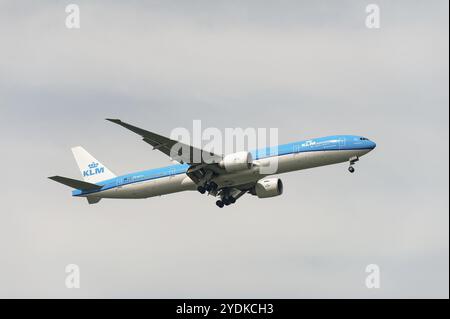 15.07.2023, Singapour, République de Singapour, Asie, Un Boeing 777-300ER de KLM Royal Dutch Airlines, immatriculé pH-BVO, en approche t Banque D'Images