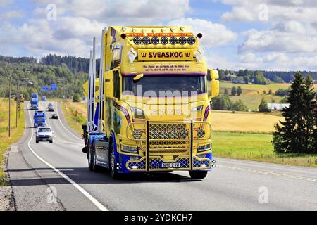 Camion en bois Scania R650 personnalisé année 2021 de Swenke transport dans le convoi de camions à Power Truck Show. Pirkanmaa, Finlande. 11 août 2022 Banque D'Images