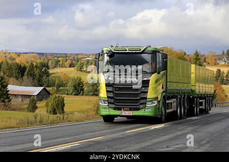 Nouveau camion vert Scania R650 de Kuljetus Saarinen Oy en transport saisonnier de betteraves sucrières sur la route automnale pittoresque à Salo, Finlande. 12 octobre 2019 Banque D'Images