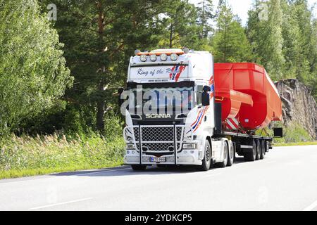 Le camion Scania R580 personnalisé transporte des bennes basculantes de tombereaux miniers sur une remorque à plateau comme charge exceptionnelle. Salo, Finlande. 9 août 2023 Banque D'Images