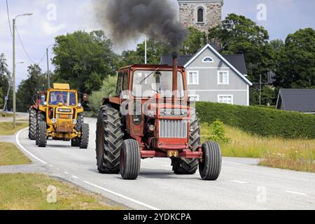 Kimito, Finlande. 6 juillet 2019. Tracteurs Volvo BM, rouge 810 d'abord, sur Kimito Tractorkavalkad, défilé annuel de tracteurs à travers la petite ville Banque D'Images