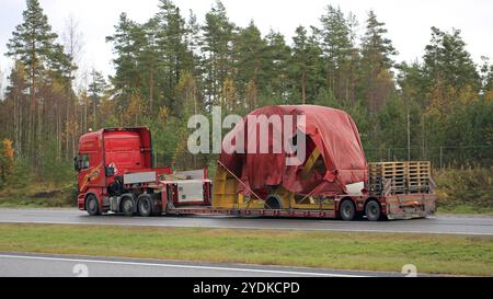 PAIMIO, FINLANDE, 23 OCTOBRE 2015 : le camion SCANIA R730 transporte un objet industriel recouvert de bâche comme charge exceptionnelle. Le permis de transport anormal est Banque D'Images