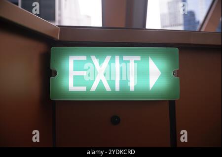 14.12.2018, Singapour, République de Singapour, Asie, un panneau lumineux DE SORTIE dans une installation extérieure dans le quartier des affaires, Asie Banque D'Images